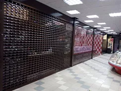 Решетчатые витринные рольставни на двери 3000*2000