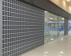 Витринные рольставни на двери DoorHan решетчатые